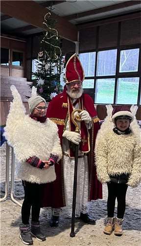 Der Nikolaus mit seinen Engeln besuchte das Pferdesportzentrum.