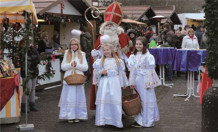 Der Nikolaus mit seinen Engeln erfreute die Kinder. -SES-