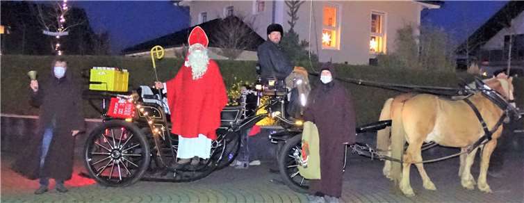 Der Nikolaus mit seinen Gefährten: v.li. Helmut Lamp, Claus Pietschmann, Olaf Quirmbach, Michael Pleitgen, (nicht auf dem Foto) Alexander Graw, Ulf Cardinale und Christian Windolph. .Quelle: Ortsgemeinde Sessenhausen