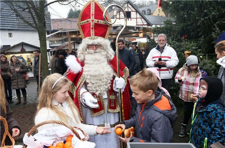Der Nikolaus mit zwei Engel hatte für die Kinder Weckmänner und Mandarinen im Gepäck.