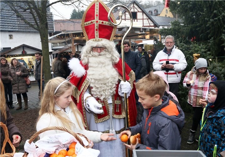 Der Nikolaus, mit zwei Engeln, hatte für die Kinder Weckmänner und Mandarinen im Gepäck. SES