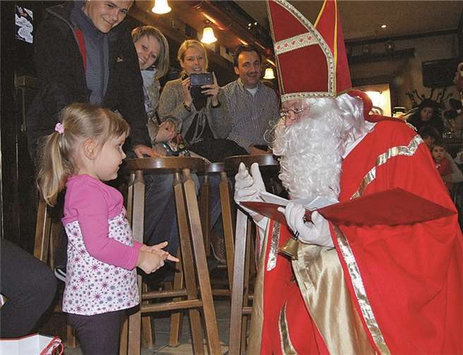 Der Nikolaus persönlich inmitten der zahlreichen erfreuten Kinder. WAMFO.DE