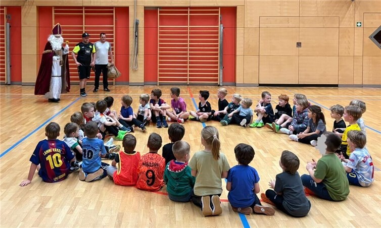 Der Nikolaus persönlich schaute vorbei und brachte nicht nur gute Laune, sondern auch coole Motivsocken für die jungen Kicker mit! Foto: privat