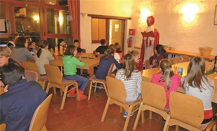 Der Nikolaus richtete weise Worte an die Dieblicher und Niederfeller Messdiener.privat