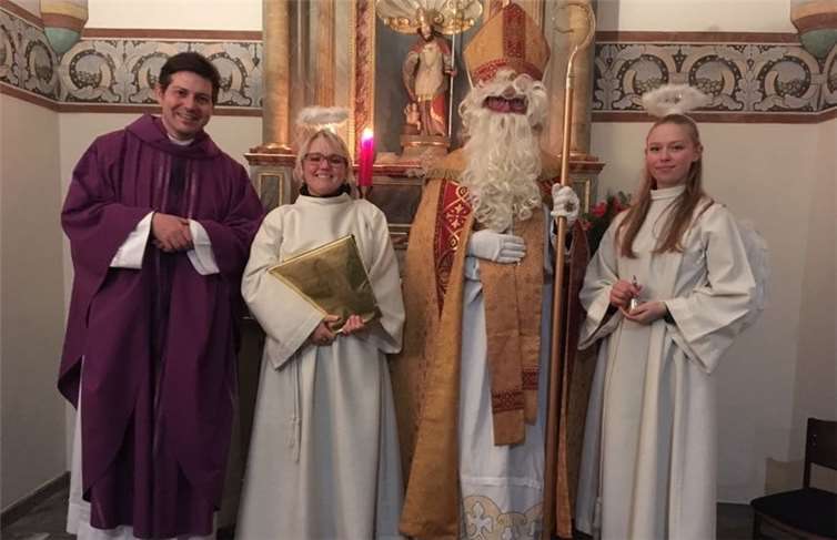 Der Nikolaus samt Engeln besuchte die heilige Messe.