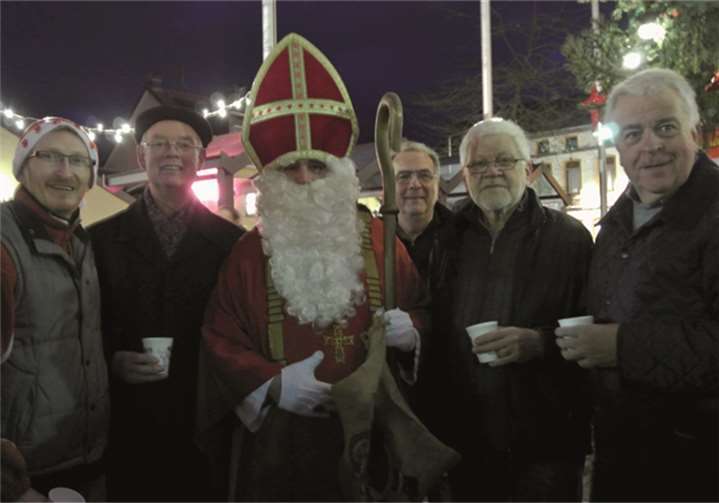 Der Nikolaus schaute in Kripp vorbei und ließ es sich nehmen, mit den Kindern und Erwachsenen zu feiern. privat
