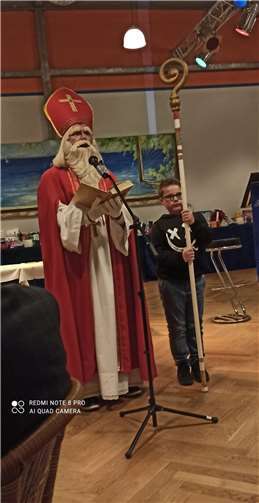 Der Nikolaus sorgte für strahlende Kinderaugen, indem er jedem Kind ein Geschenk überreichte.