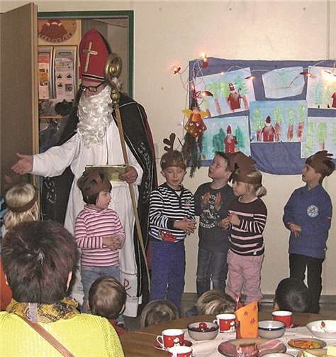 Der Nikolaus sorgte mit seinem Besuch für eine tolle Überraschung bei den Kindern der Werthhovener Kita „Maulwurfshügel“. privat