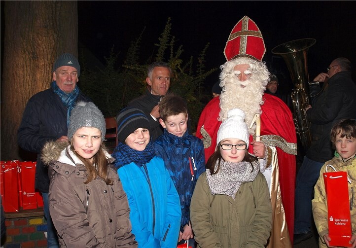 Der Nikolaus stand bei diesem Treffen natürlich im Vordergrund und alle Kinder drängten sich dicht um ihn beim Verteilen der Nikolaustüten.