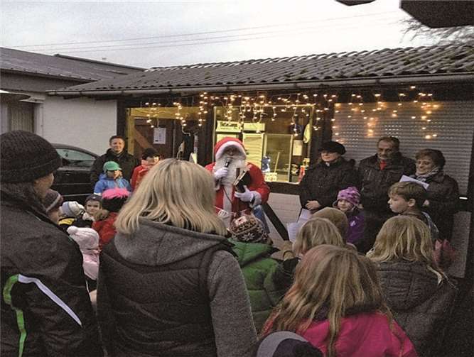 Der Nikolaus stattete Groß und Klein einen Besuch ab.privat