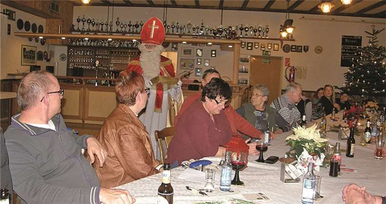 Der Nikolaus trug die Geschichte „Der Weihnachtsmann“ vor.privat