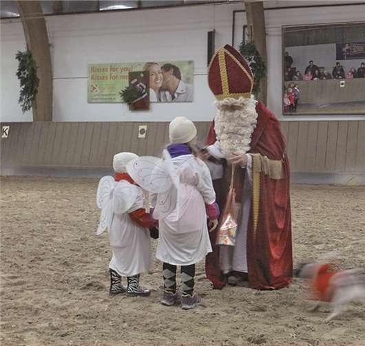 Der Nikolaus übergibt seine Gaben an die Kleinsten.privat