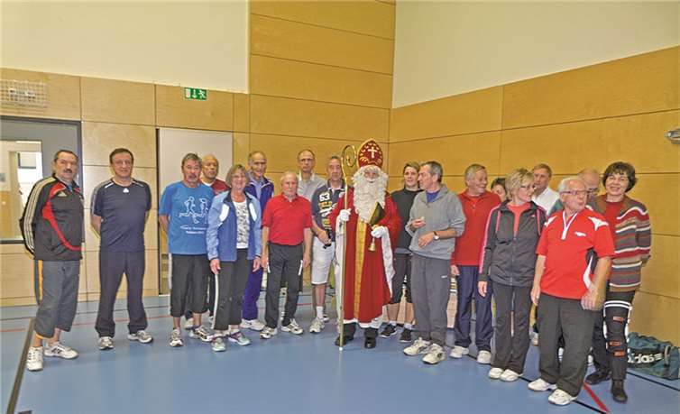 Der Nikolaus überraschte die Sportler des Andernacher Skiclubs in der Sporthalle.Privat