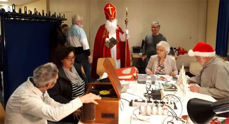 Der Nikolaus überraschte mit seinem Besuch die Helfer und Besucher des Reparatur-Cafés im Foyer der Bausenberghalle. privat