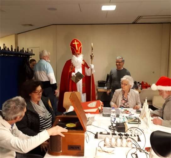 Der Nikolaus überraschte mit seinem Besuch die Helfer und Besucher des Reparatur-Cafés im Foyer der Bausenberghalle.Privat