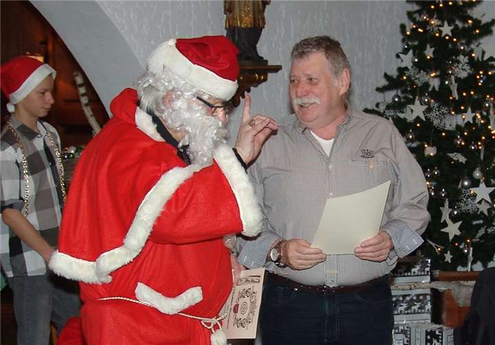 Der Nikolaus überreicht Michael Woitaschik eine Urkunde für seine guten Schießleistungen im Rahmen der Vereinsmeisterschaft.