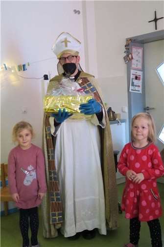 Der Nikolaus überreicht das Geschenk.Foto: privat