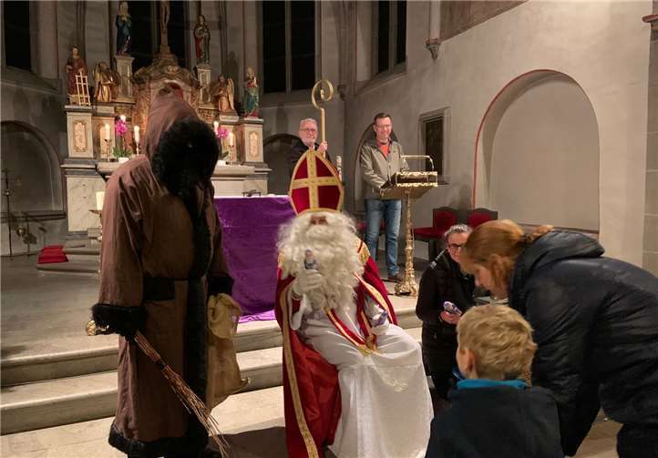 Der Nikolaus überreichte jedem Kind einen Schokonikolaus. Foto: privat