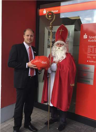 Der Nikolaus überreichte jedem anwesenden Kind eine Nikolaustüte.