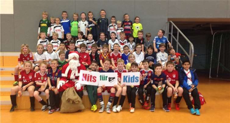 Der Nikolaus überreichte mit Freude jedem anwesenden Kind eine kleine Geschenktüte.Privat