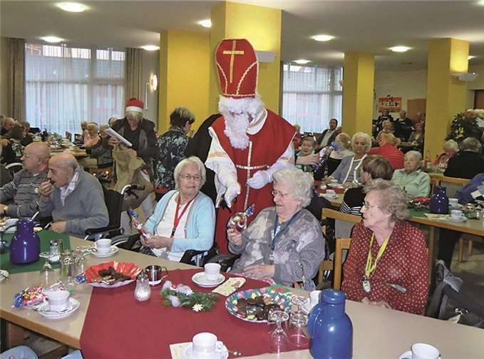 Der Nikolaus überreichte mit persönlichen Worten kleine Geschenke an die Bewohner. privat