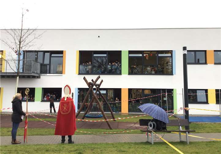 Der Nikolaus überreichte seine Geschenke an die Kinder der Kita Lohweg vom Garten aus. Foto: privat