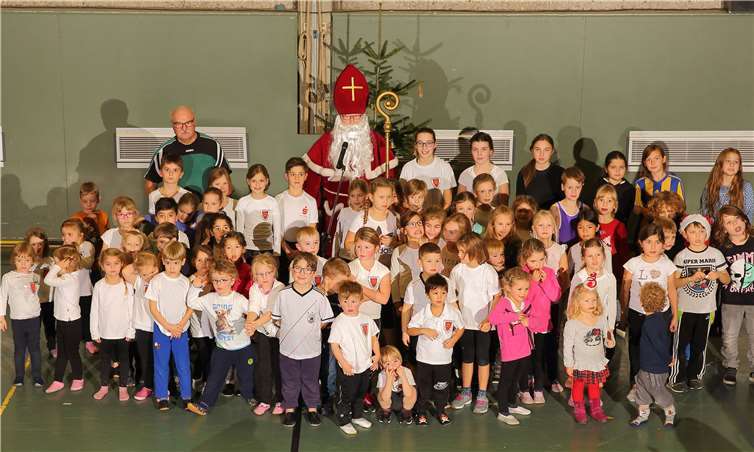 Der Nikolaus umringt von den Turnkindern. privat