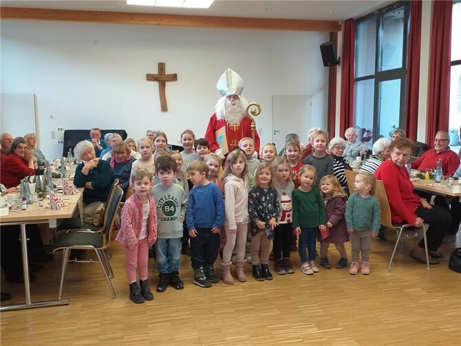 Der Nikolaus und Kinder des Kindergartens besuchten am 09. Dezember 2025 die Senioren Maria-Himmelfahrt. Foto: privat