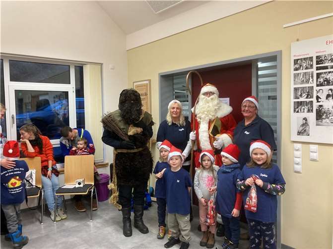 Der Nikolaus und Knecht Rupprecht hatten für jeden ein kleines Geschenk parat. Fotos: Frauengemeinschaft Trimbs