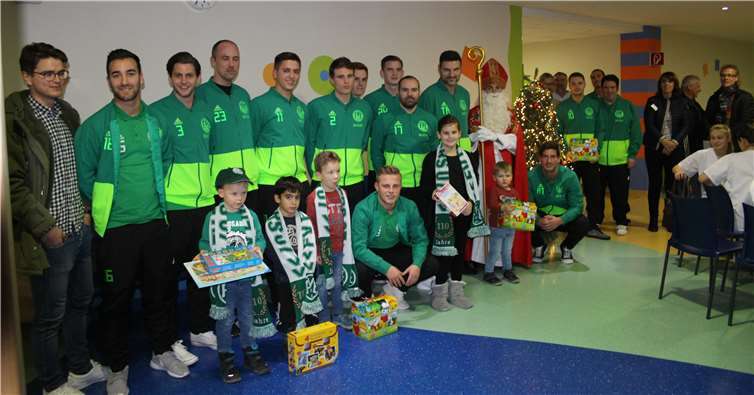 Der Nikolaus und Mitglieder des FV Engers haben im Marienhaus Klinikum St. Elisabeth Neuwied am Nikolaustag viele Kinderaugen zum Leuchten gebracht.privat