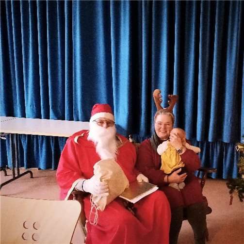 Der Nikolaus und Ute Görgen (links) in der Eltern-Kind-Gruppe „Seepferdchen“.