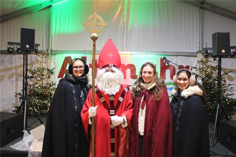Der Nikolaus und auch die Altenahrer Weinmajestäten ließen sich einen Besuch der Altenahrer Sternstunden nicht nehmen. Fotos: DU