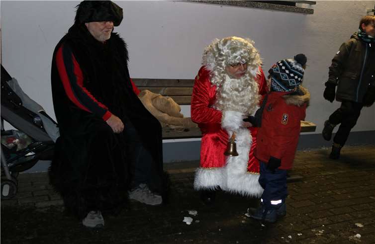 Der Nikolaus und der Knecht Ruprecht hatten für die kleinenGäste eine Überraschung dabei. Fotos: -UP-