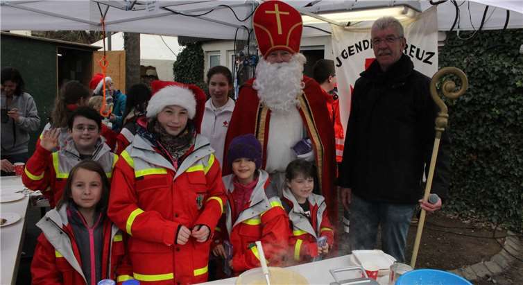 Der Nikolaus und der Ortsbürgermeister bedankten sichbei den Mitgliedern des DRK-Ortsverbandes Niederzissen. Fotos: WK
