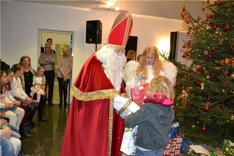 Der Nikolaus und sein bezaubernder Engel überreichten die Geschenke unserer Leserinnen und Leser .