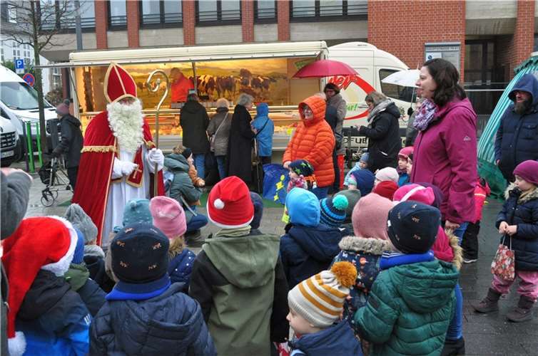 Der Nikolaus verteilt leckere Geschenkpäckchen an die Kinder auf dem Meckenheimer Wochenmarkt. Foto: Stadt Meckenheim