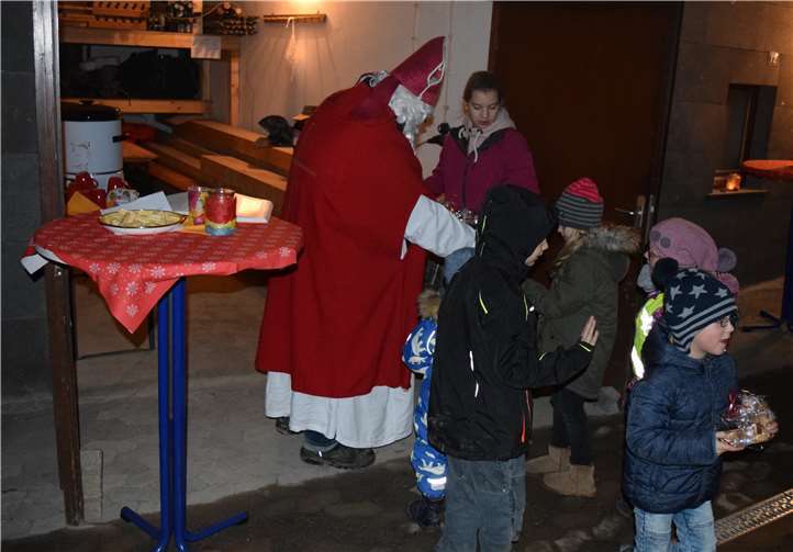 Der Nikolaus verteilte Geschenke an die Kinder.
