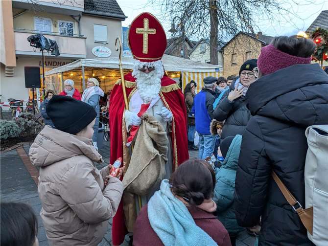 Der Nikolaus verteilte Süßes an die Kinder.  Fotos: KS