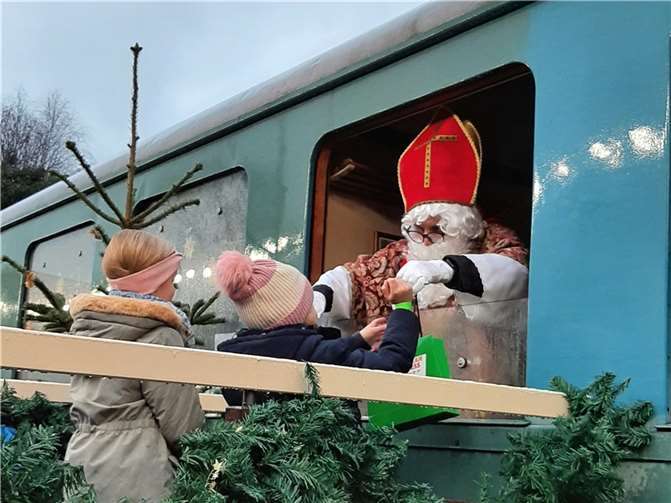 Der Nikolaus verteilte Süßigkeiten an die Kinder.  Foto: Bistum Trier