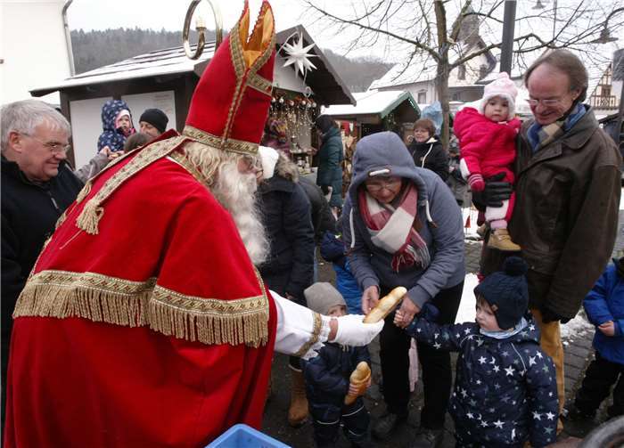 Der Nikolaus verteilte Weckmänner an die Kinder.