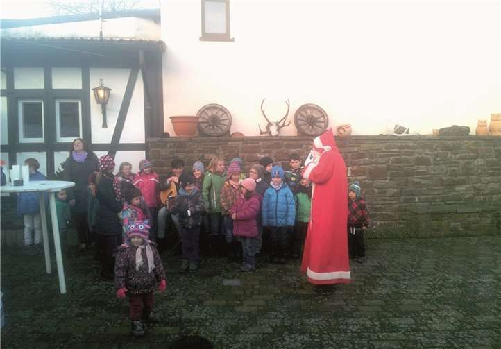 Der Nikolaus verteilte Weckmänner an die Kinder.privat
