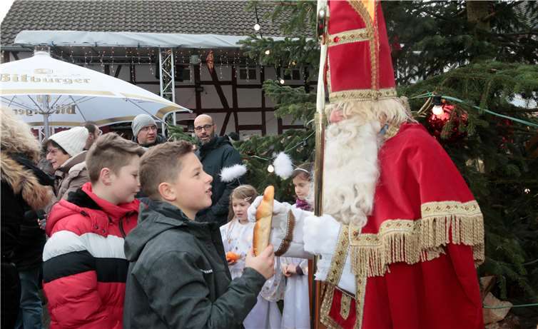 Der Nikolaus verteilte an die Kinder Weckmänner. Fotos: SES