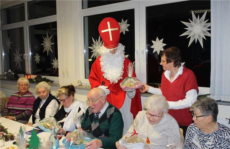 Der Nikolaus verteilte an die guten Senioren kleine Geschenke.
