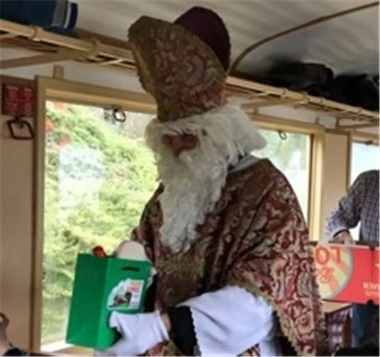 Der Nikolaus verteilte die Geschenke. Privat