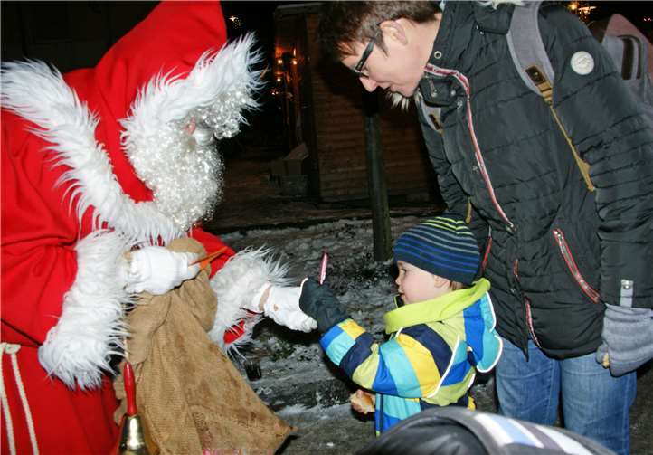 Der Nikolaus verteilte kleine Geschenke an kleine Besucher.