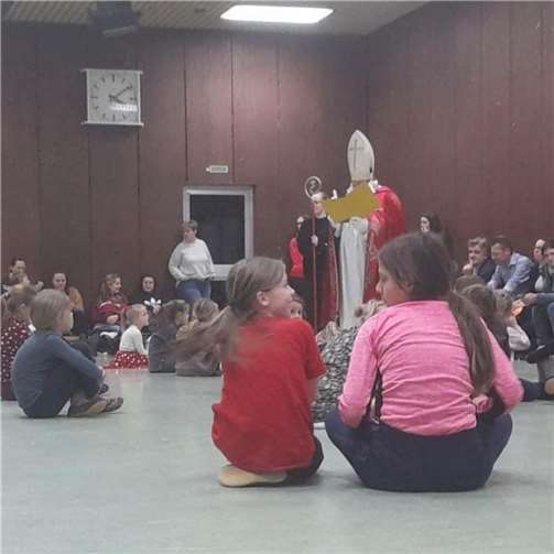 Der Nikolaus verteilte sein Ebenbild in Schokolade an die jungen Teilnehmerinnen und Teilnehmer. Quellen: CCO