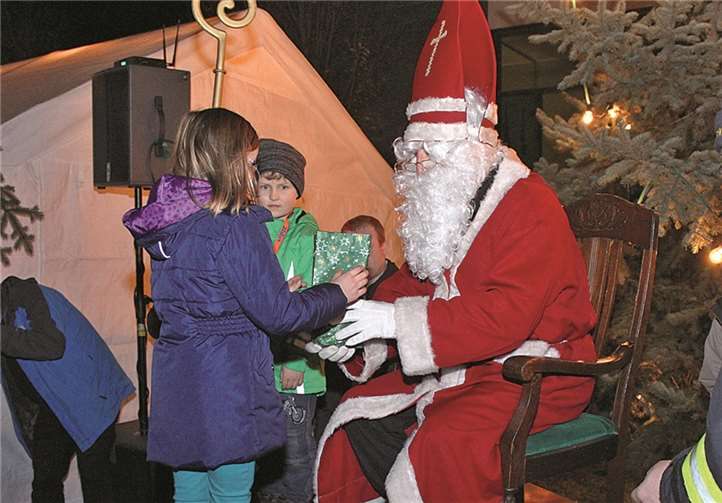 Der Nikolaus verteilte seine Geschenke an die Kinder.privat