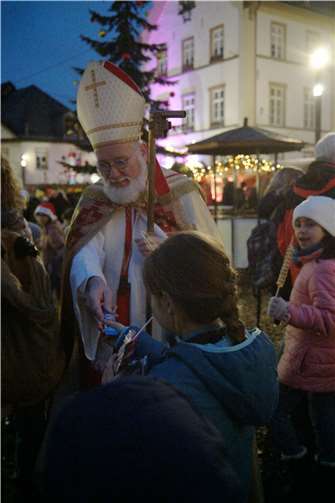 Der Nikolaus verteilte süße Überraschungen an die kleinsten Besucher des Weihnachtsmarktes.