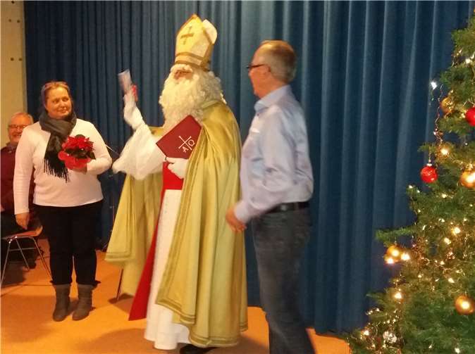 Der Nikolaus verzückte Teilnehmer des Adventskaffees mit tollen Geschichten und kleinen Geschenken. privat