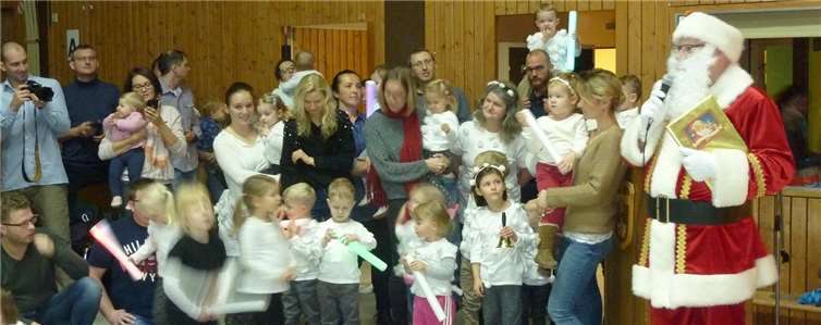 Der Nikolaus war begeistert von den Vorführungen der Kinder.